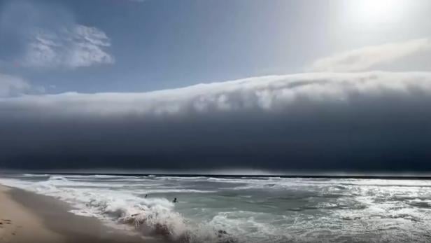 Seltene Wolkenwalze trifft auf Portugals Strände Seltene Wolkenwalze trifft auf Portugals Strände