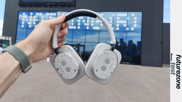 Ein Mann hält die „Nothing“-Kopfhörer in der Hand.