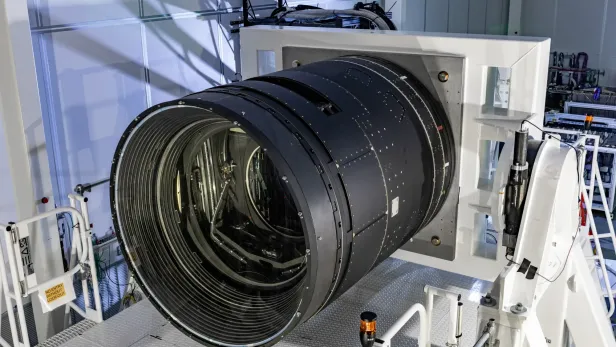 Die gigantische Kamera bevor sie am Teleskop befestigt wurde. Die gigantische Kamera bevor sie am Teleskop befestigt wurde.