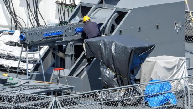 Die Railgun auf der JS Asuka Die Railgun auf der JS Asuka