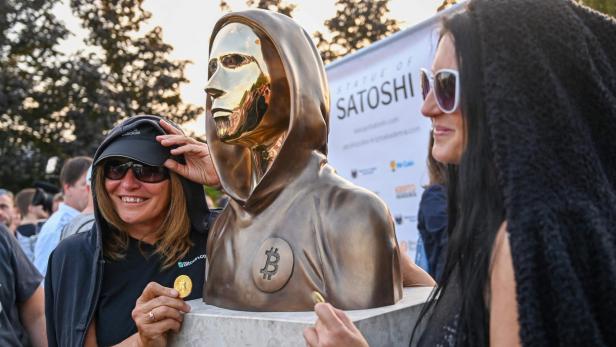 HUNGARY-FOREX-CRYPTOCURRENCY-BITCOIN-SATOSHI NAKOMOTO Statue von Satoshi Nakamoto in Budapest.