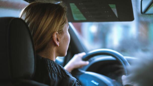 Frau sitz im Auto am Steuer