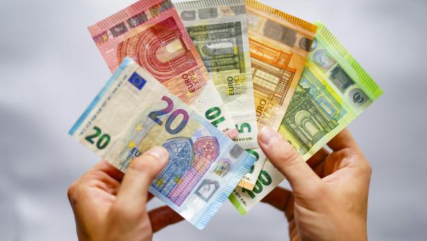 Bargeld gilt als das anonymere Zahlungsmittel. Aber auch dieses kann getrackt werden. Bargeld gilt als das anonymere Zahlungsmittel. Aber auch dieses kann getrackt werden.