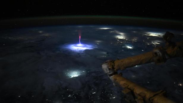 Blue Jet über der Grenze zwischen Mexiko und den USA, fotografiert von der ISS aus.
