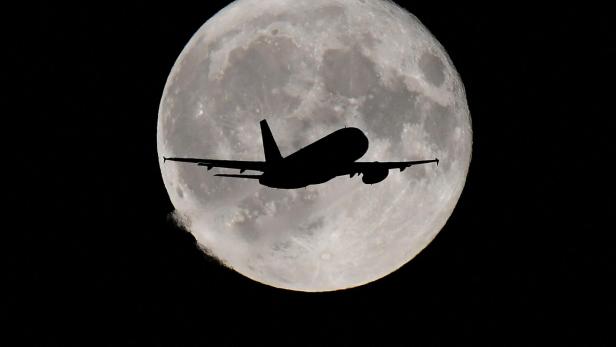 Passagierflugzeug vor dem Vollmond Passagierflugzeug vor dem Vollmond
