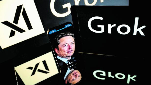 Elon Musk ist überzeugt, dass der xAI-Chatbot Grok der schlauste der Welt ist (Symbolbild). ein Foto von Elon Musk umgeben von den Logos von xAI und Grok