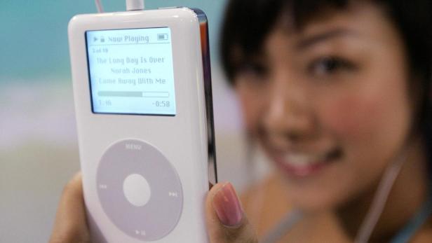 Der iPod ist wohl der berühmteste mp3-Player aller Zeiten. Dieses Modell stammt von 2004 (Symbolbild). Eine Frau hält einen iPod von 2004 in die Kamera.