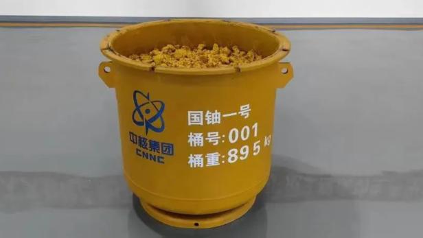 Das erste Barrel mit einem Gewicht von 895 Kilogramm wurde abgebaut.