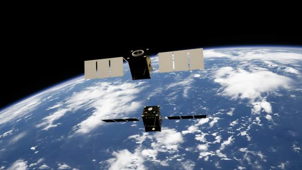 Zwei Satelliten über der Erde.
