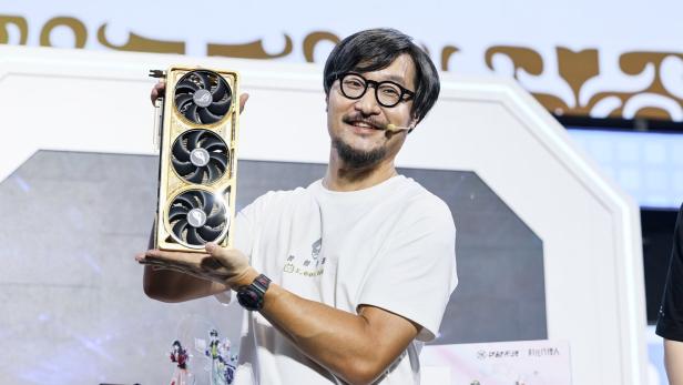 Tony Yu, General Manager bei Asus China mit der besonderen GPU. Tony Yu, General Manager bei Asus China mit der besonderen GPU.