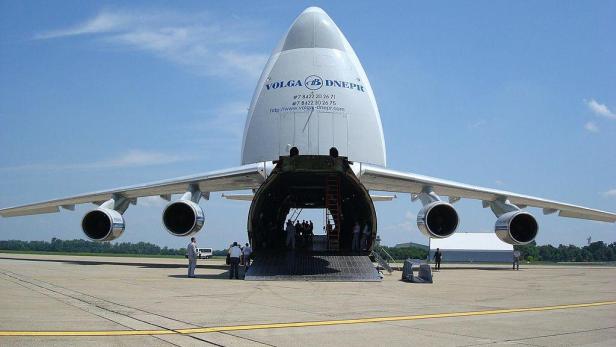Eine Antonov An-124 von vorne betrachtet.