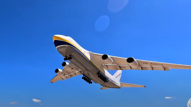Die AN-124 beim Start in Kiew.
