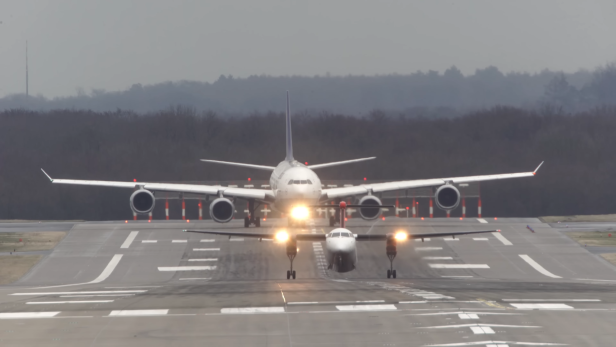Die Dash 8 sieht wie ein Spielzeugflugzeug aus. Die Dash 8 sieht wie ein Spielzeugflugzeug aus.