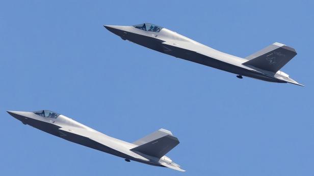 Zwei chinesische Tarnkappenjets J-35 im Flug vor blauem Himmel.