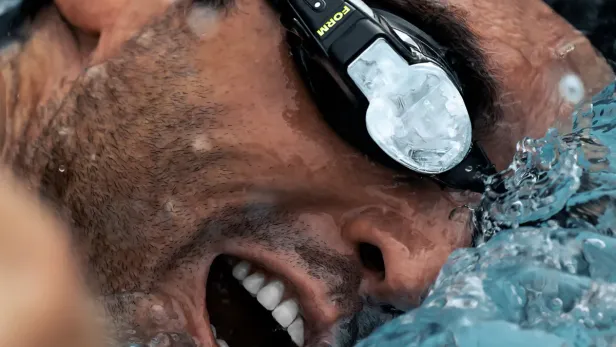 Ein Schwimmer mit einer intelligenten Schwimmbrille im Wasser.