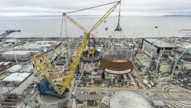„Big Carl“ hebt die Kuppel auf der Baustelle.