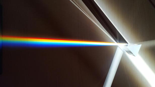 Dreiecksprisma mit buntem Spektrum