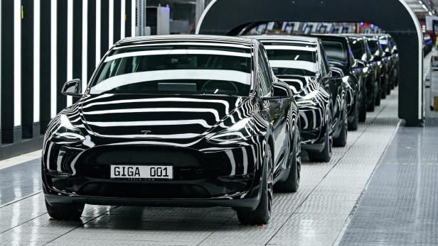 Tesla Model Y Autos werden in einer Fabrik in Deutschland gezeigt.