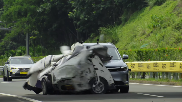 Ein Auto-Dummy wird bei einem Test zerfetzt. Ein Auto-Dummy wird bei einem Test zerfetzt.