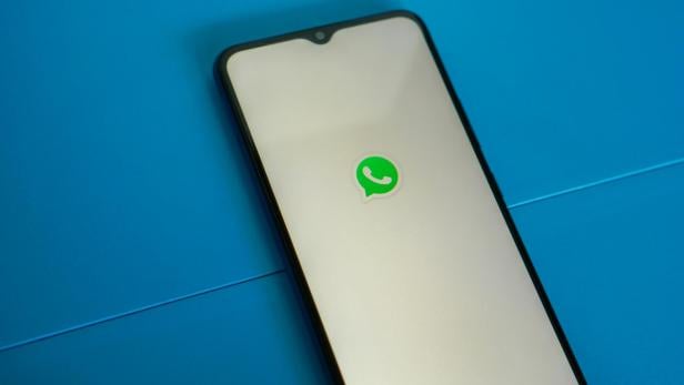 Das WhatsApp-Symbol auf dem Bildschirm eines Smartphones.