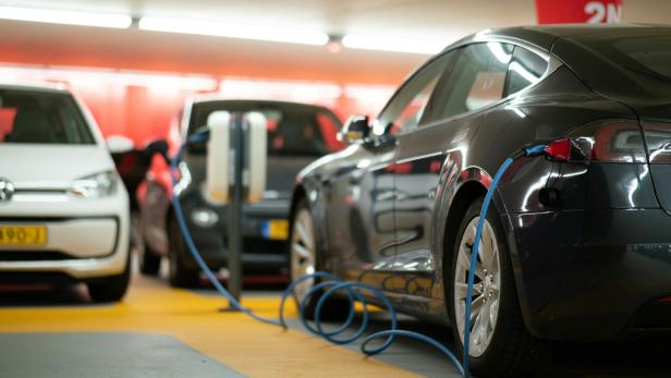 Symbolbild Elektroauto im Parkhaus Symbolbild Elektroauto im Parkhaus