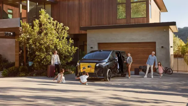 Das E-Auto hat vorne einen Bildschirm, auf dem es diverse Dinge anzeigen kann.