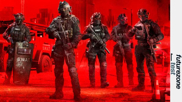 Eine Gruppe von S.W.A.T.-Polizisten steht vor einem gepanzerten Fahrzeug in Los Suenos.