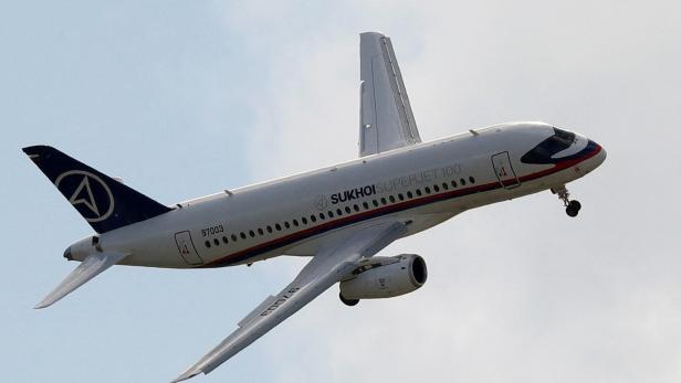 Russischer Passagierjet wegen vertauschter Sensoren abgestürzt (im Bild: ein Sukhoi Superjet 100)