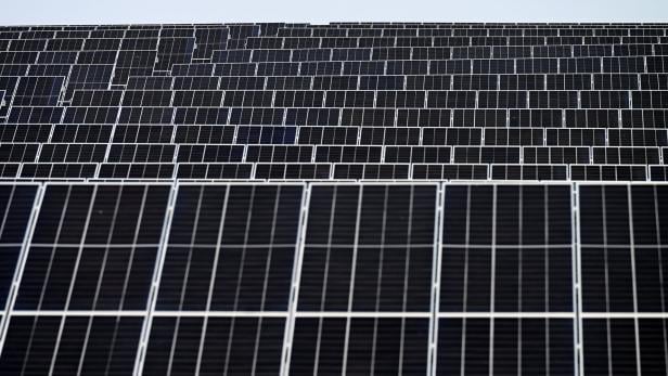 Photovoltaikanlage mit Solarpaneelen zur Erzeugung von Solarenergie.