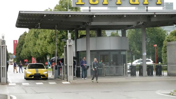 Das E-Auto von Xiaomi verlässt das Ferrari-Gelände. Das E-Auto von Xiaomi verlässt das Ferrari-Gelände.