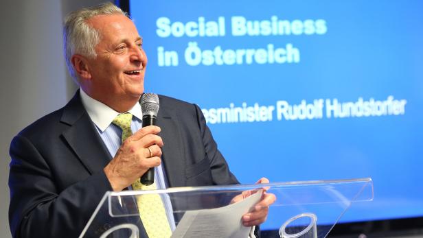 Bundesminister Hundstorfer bei der Präsentation der Studie: &quot;Social Business muss stärker in den Fokus rücken“