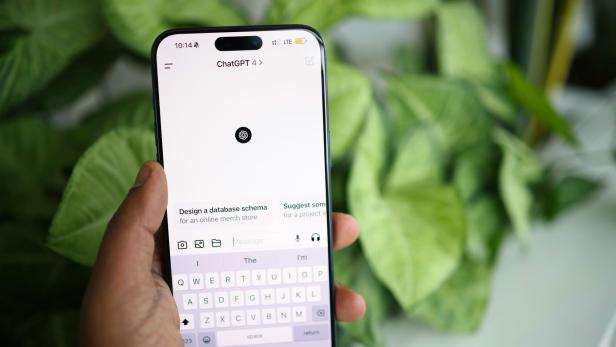 Ein Smartphone zeigt die ChatGPT 4-Oberfläche.
