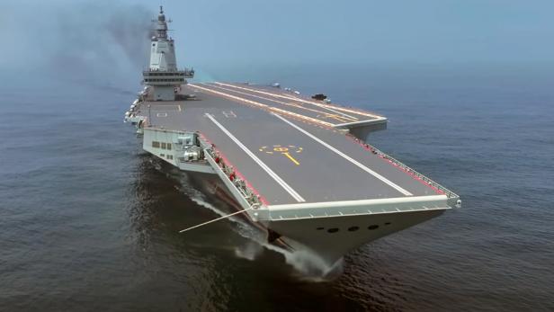 Der Flugzeugträger Fujian auf dem Meer.