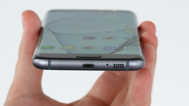 Gerüchten zufolge wird beim Samsung Galaxy S8 der 3,5mm-Kopfhöreranschluss durch einen proprietären Anschluss ersetzt. Aufgrund mangelnder Fantasie wie dieser aussehen könnte wurde bei diesem S7 Edge die 3,5mm-Buchse nur (schlecht) wegretuschiert