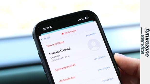 Auf dem Smartphone wird der digitale Notfallpass mit persönlichen Daten angezeigt.