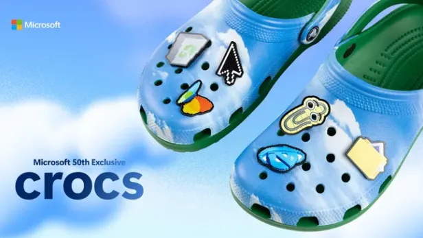 Zwei Crocs-Schuhe mit Windows-XP-Motiven zum 50-jährigen Jubiläum von Microsoft.