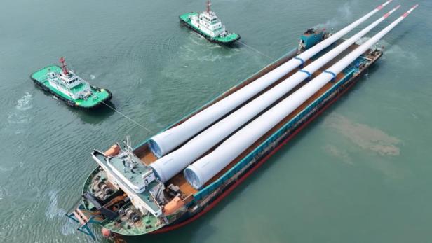 Die 153 Meter langen Rotorblätter.