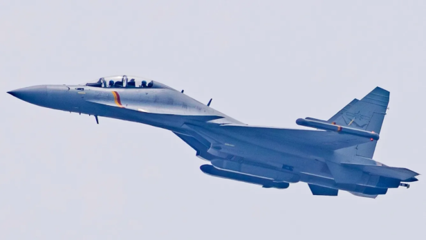 Ein J-15DT Kampfjet im Flug.