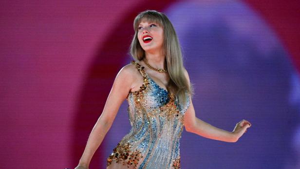 Taylor Swift tritt auf, als ihre rekordverdächtige The Eras Tour in Vancouver zu Ende geht.