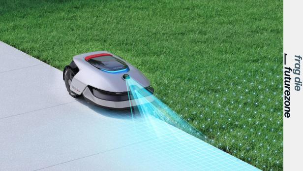 Ein Rasenmähroboter mit blauen Sensoren navigiert auf einer Rasenfläche.