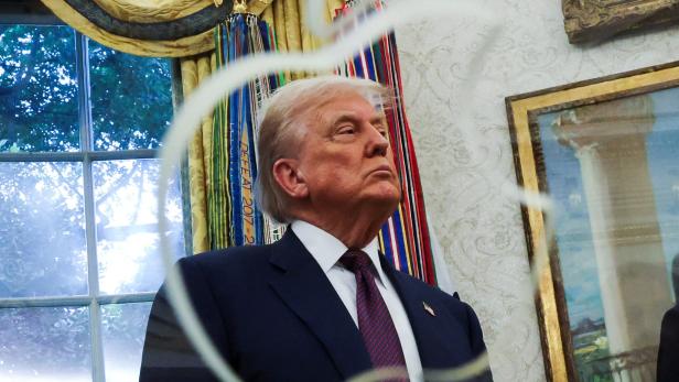 US-Präsident Trump und Apple-CEO Cook kündigen Apples Investition von 100 Milliarden Dollar in die US-Fertigung im Weißen Haus an.