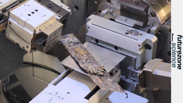 Ein Teil einer Ikone aus dem 13. Jahrhundert wird im Röntgen-Diffraktometer der TU Wien untersucht.