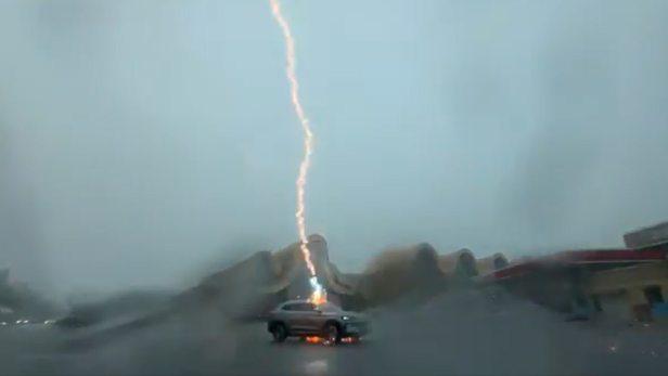 E-Auto übersteht mehrfachen Blitzeinschlag unbeschadet.