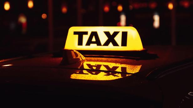 Leuchtendes Taxischild.
