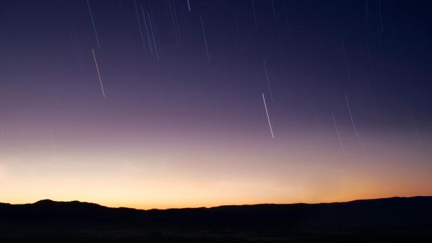 Nachthimmel mit Sternschnuppen.