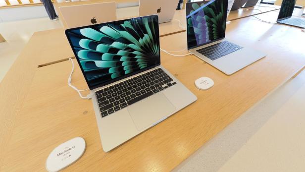 Macbooks in einem Apple Store.