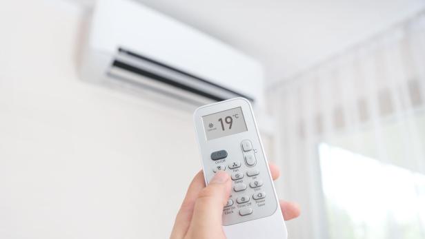 Klimaanlage mit Fernbedienung.