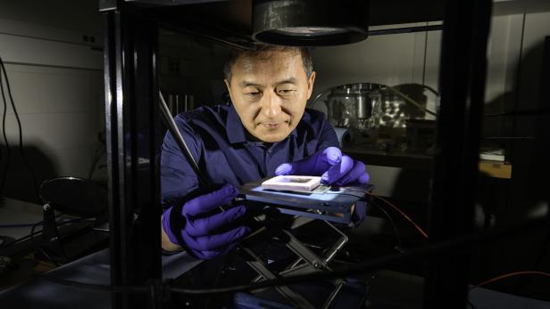 Chunlei Guo mit seinem STEG.