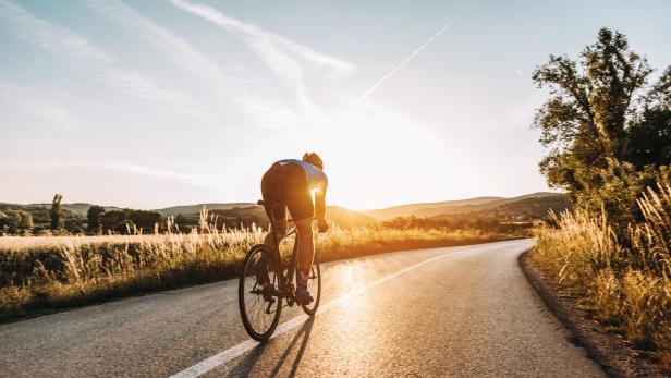 Ein professioneller Radrennfahrer auf einer Trainingsfahrt.