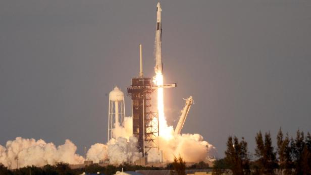 Eine SpaceX-Rakete startet von einer Startrampe.